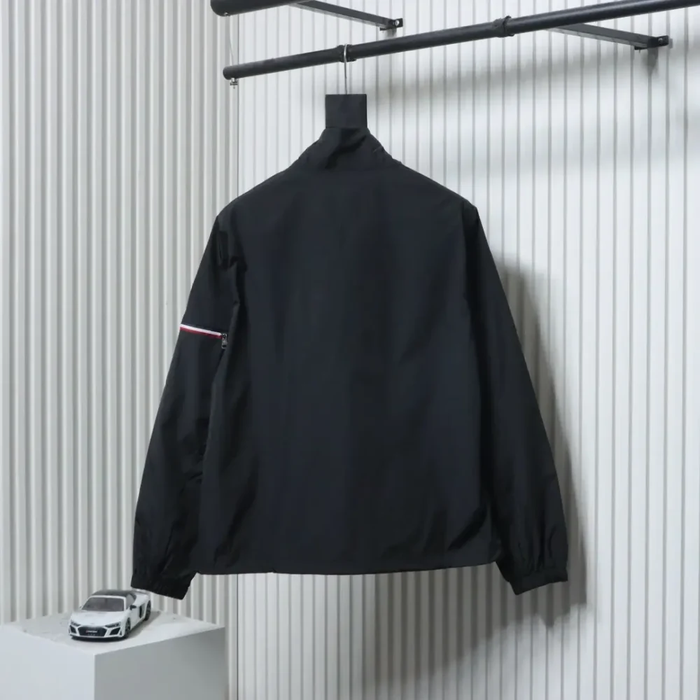 Nylonjacke mit Reißverschlusstaschen und Bündchen – Bild 4