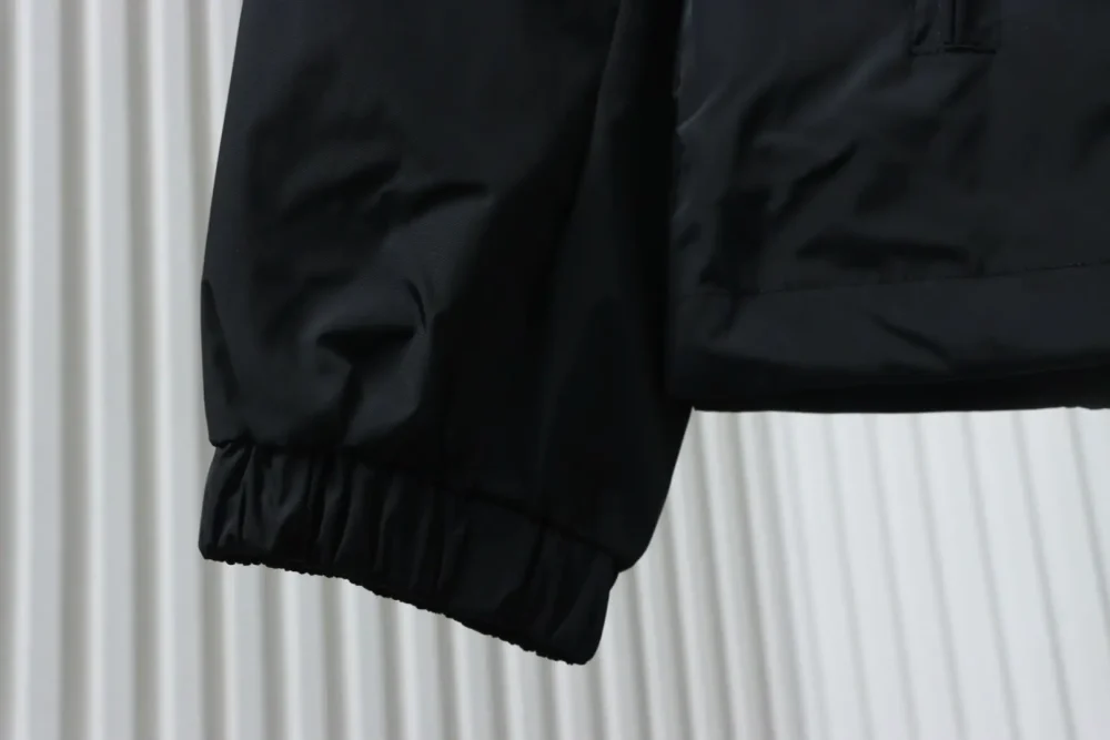 Nylonjacke mit Reißverschlusstaschen und Bündchen – Bild 9