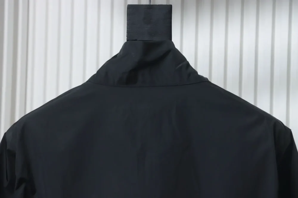 Nylonjacke mit Reißverschlusstaschen und Bündchen – Bild 6