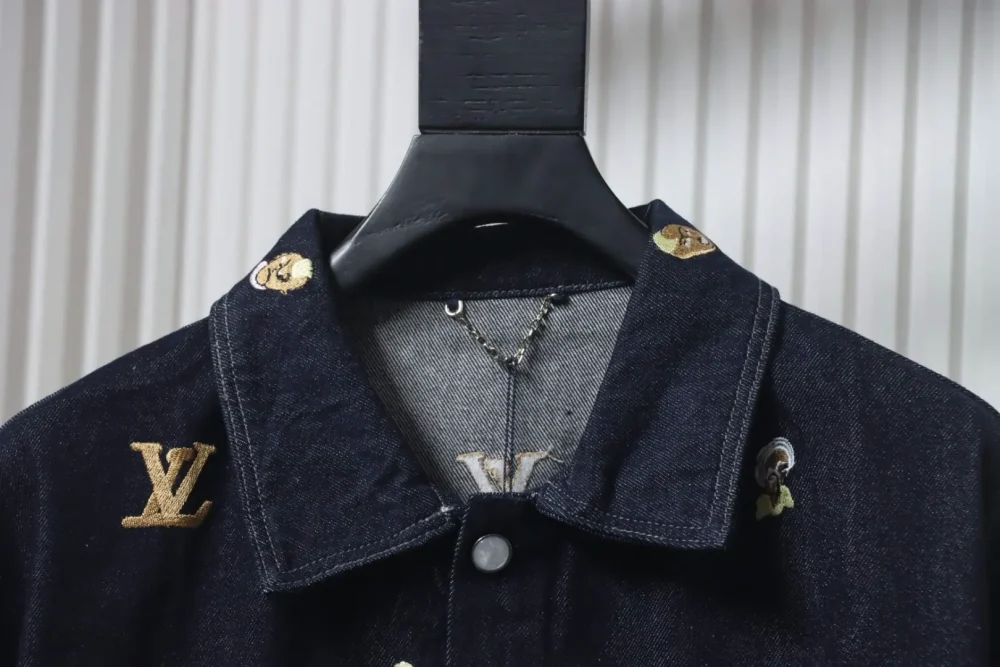 Einreihige Jeansjacke mit Revers und gesticktem Buchstabenmuster – Bild 3