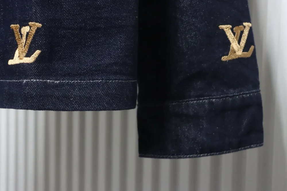 Einreihige Jeansjacke mit Revers und gesticktem Buchstabenmuster – Bild 5