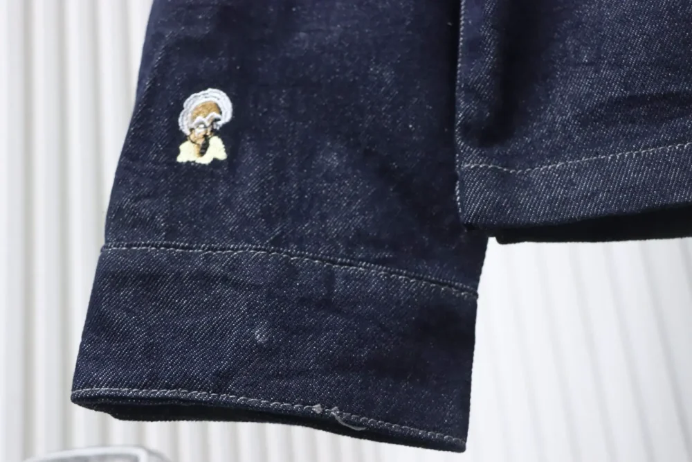 Einreihige Jeansjacke mit Revers und gesticktem Buchstabenmuster – Bild 6