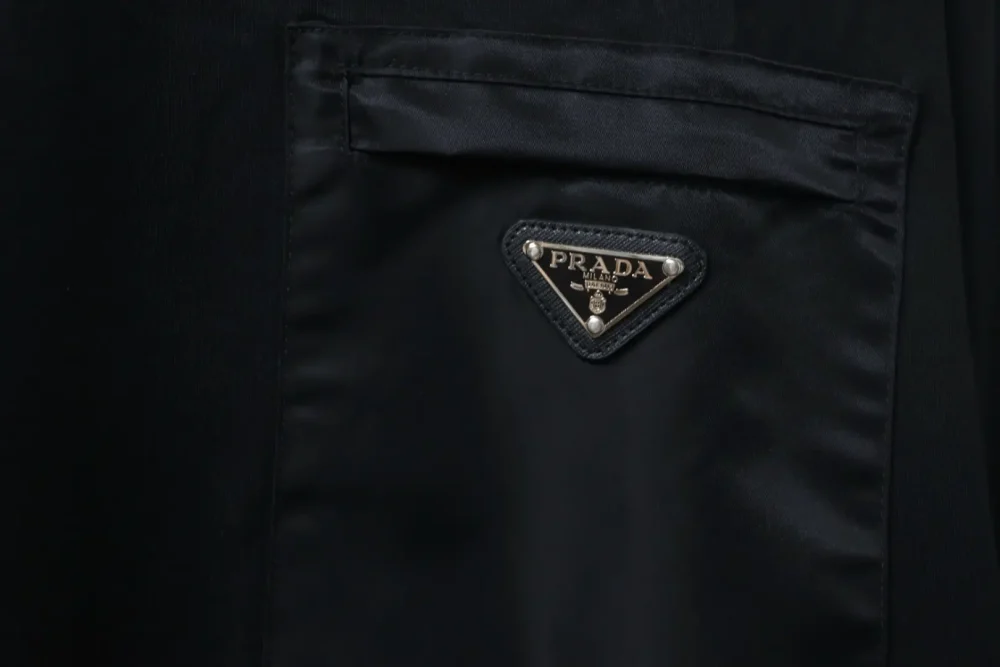 Prada Langarmshirt mit Reißverschluss auf der Brust und Dreieckslogo – Bild 7