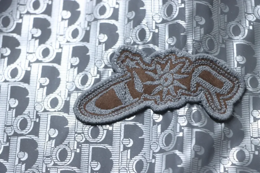 Reflektorjacke mit Stehkragen und Allover-Print – Bild 8