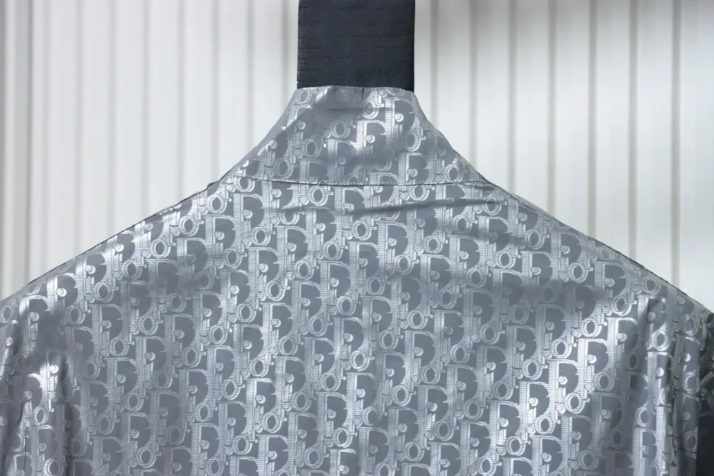 Reflektorjacke mit Stehkragen und Allover-Print – Bild 4