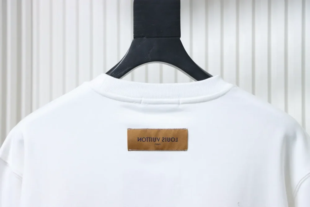 Rundhals-Sweatshirt mit kleinem Silikonlogo – Bild 4