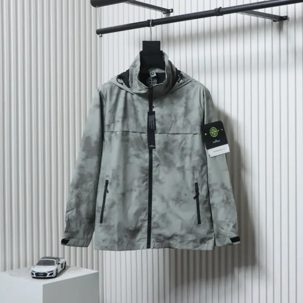 Schlichte und bequeme Kapuzenjacke mit Reißverschluss