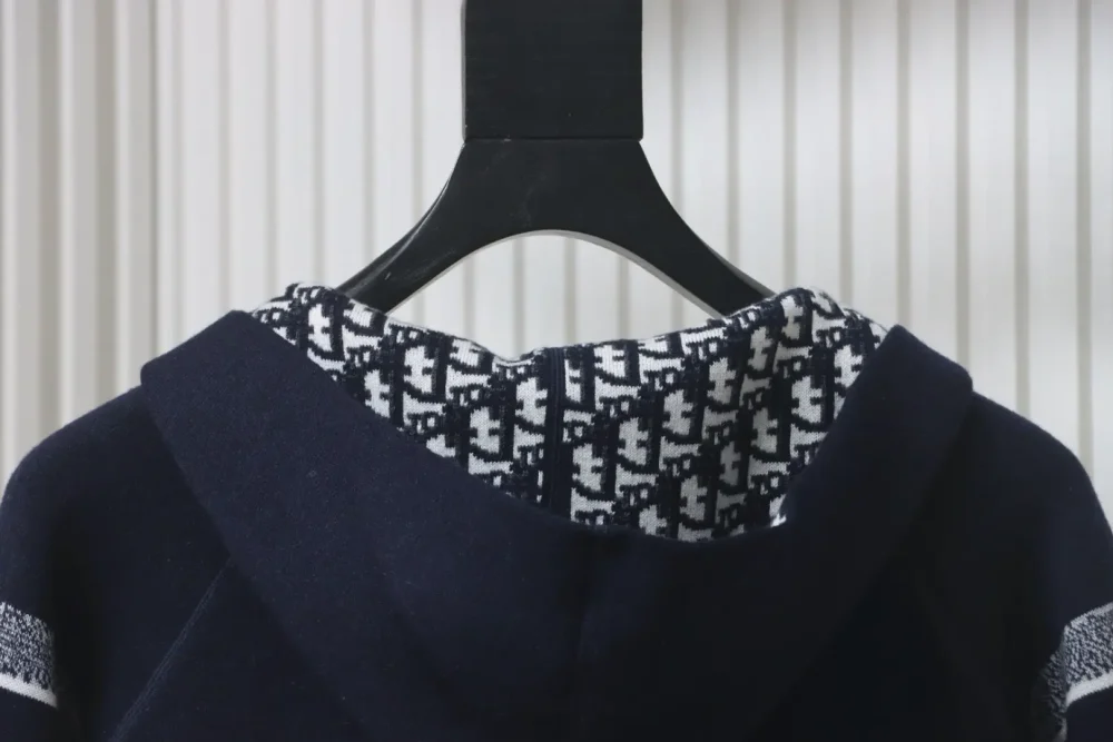 Schräge Wendejacke aus Kaschmir im Jacquard-Strick – Bild 4