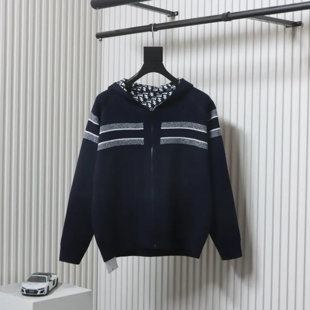 Schräge Wendejacke aus Kaschmir im Jacquard-Strick