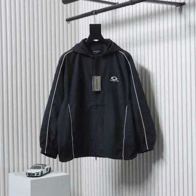 Balenciaga Sportanzugjacke mit halbkreisförmig bestickten weißen Streifen