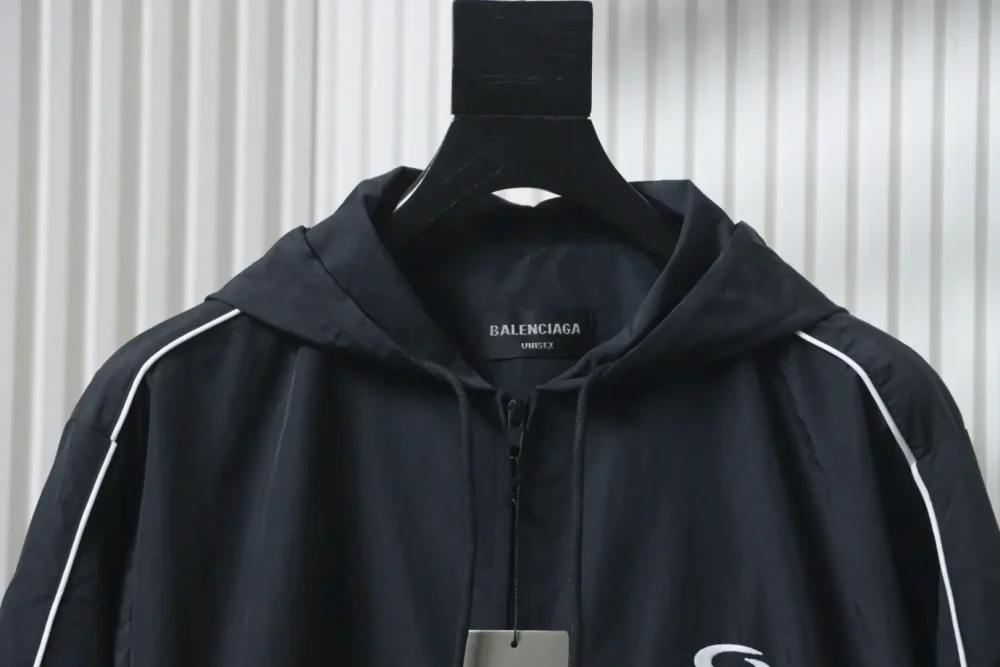 Balenciaga Sportanzugjacke mit halbkreisförmig bestickten weißen Streifen – Bild 3