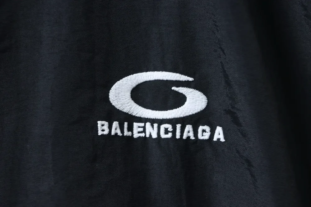 Balenciaga Sportanzugjacke mit halbkreisförmig bestickten weißen Streifen – Bild 5