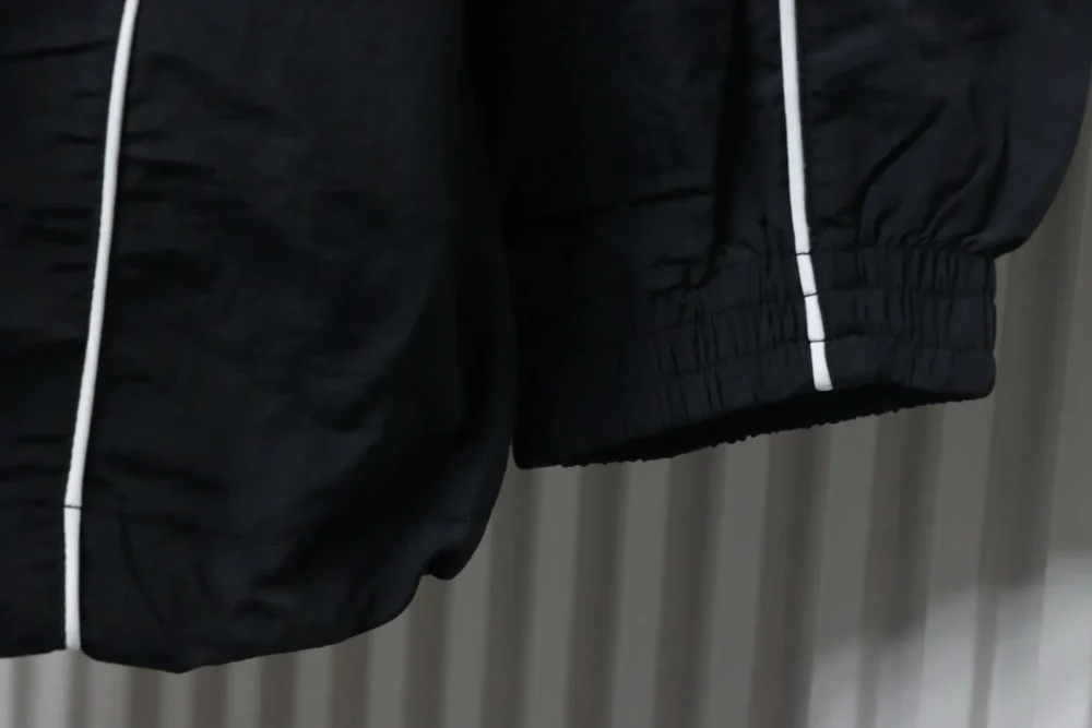Balenciaga Sportanzugjacke mit halbkreisförmig bestickten weißen Streifen – Bild 6