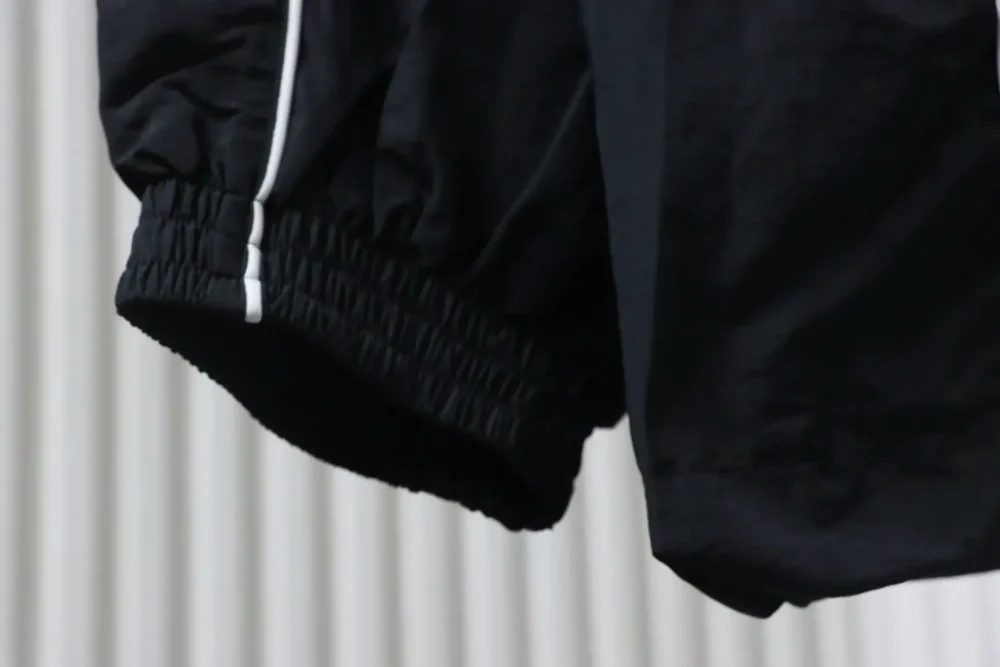 Balenciaga Sportanzugjacke mit halbkreisförmig bestickten weißen Streifen – Bild 7