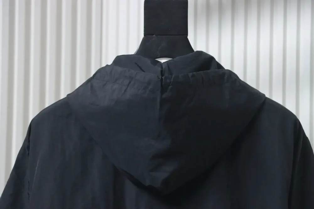 Balenciaga Sportanzugjacke mit halbkreisförmig bestickten weißen Streifen – Bild 4