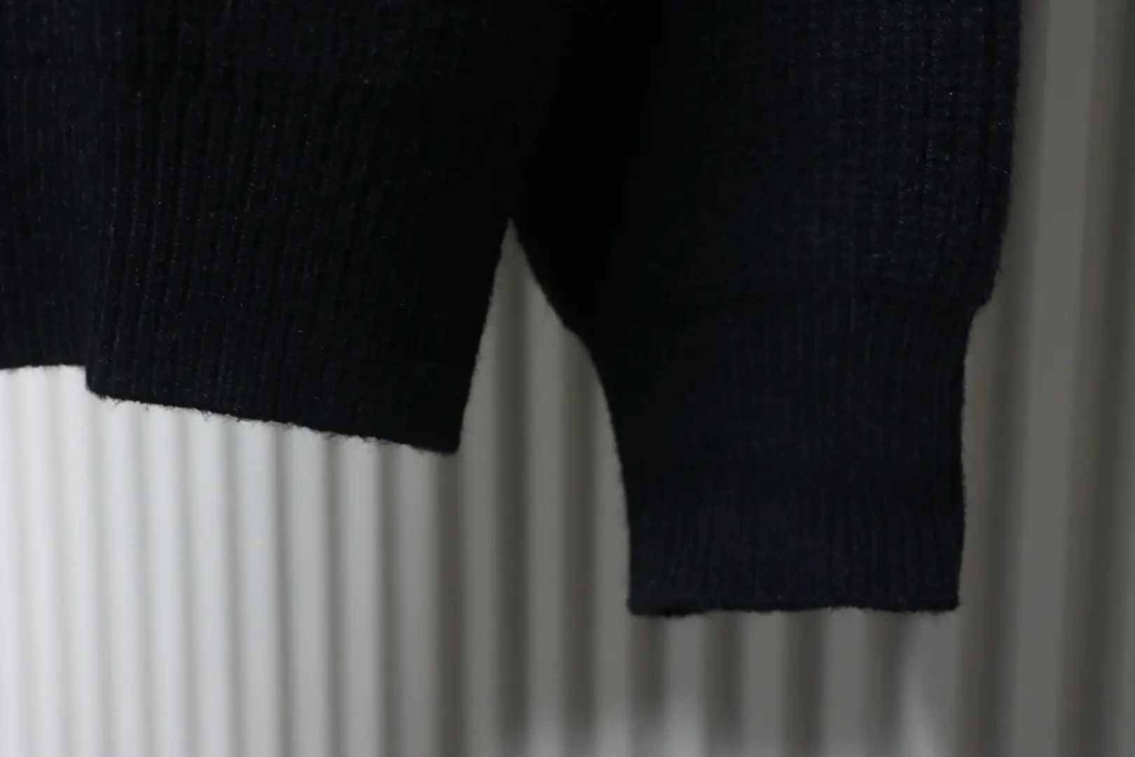 Strickjacke mit Medaillenbuchstaben – Bild 6