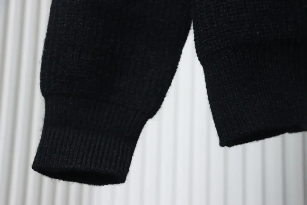 Strickjacke mit Medaillenbuchstaben – Bild 7