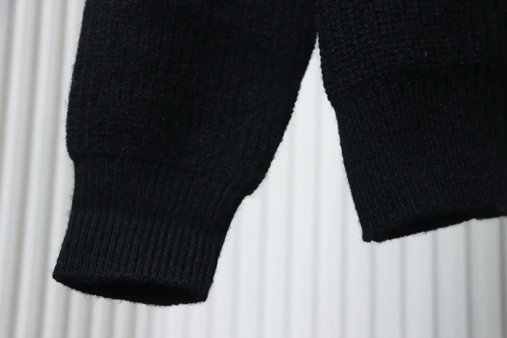 Strickjacke mit Medaillenbuchstaben – Bild 7