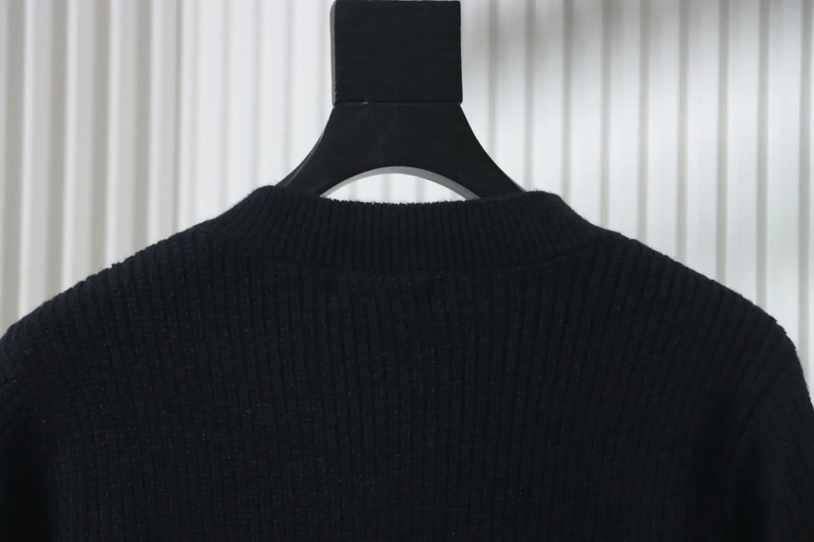 Strickjacke mit Medaillenbuchstaben – Bild 4