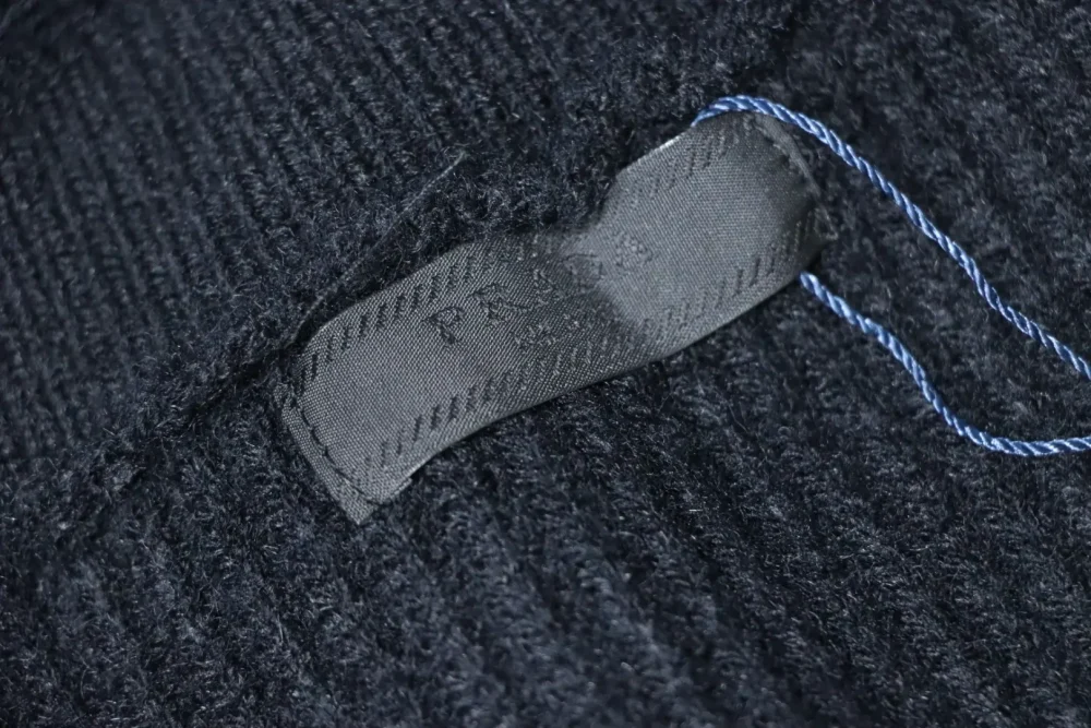 Strickjacke mit Medaillenbuchstaben – Bild 8