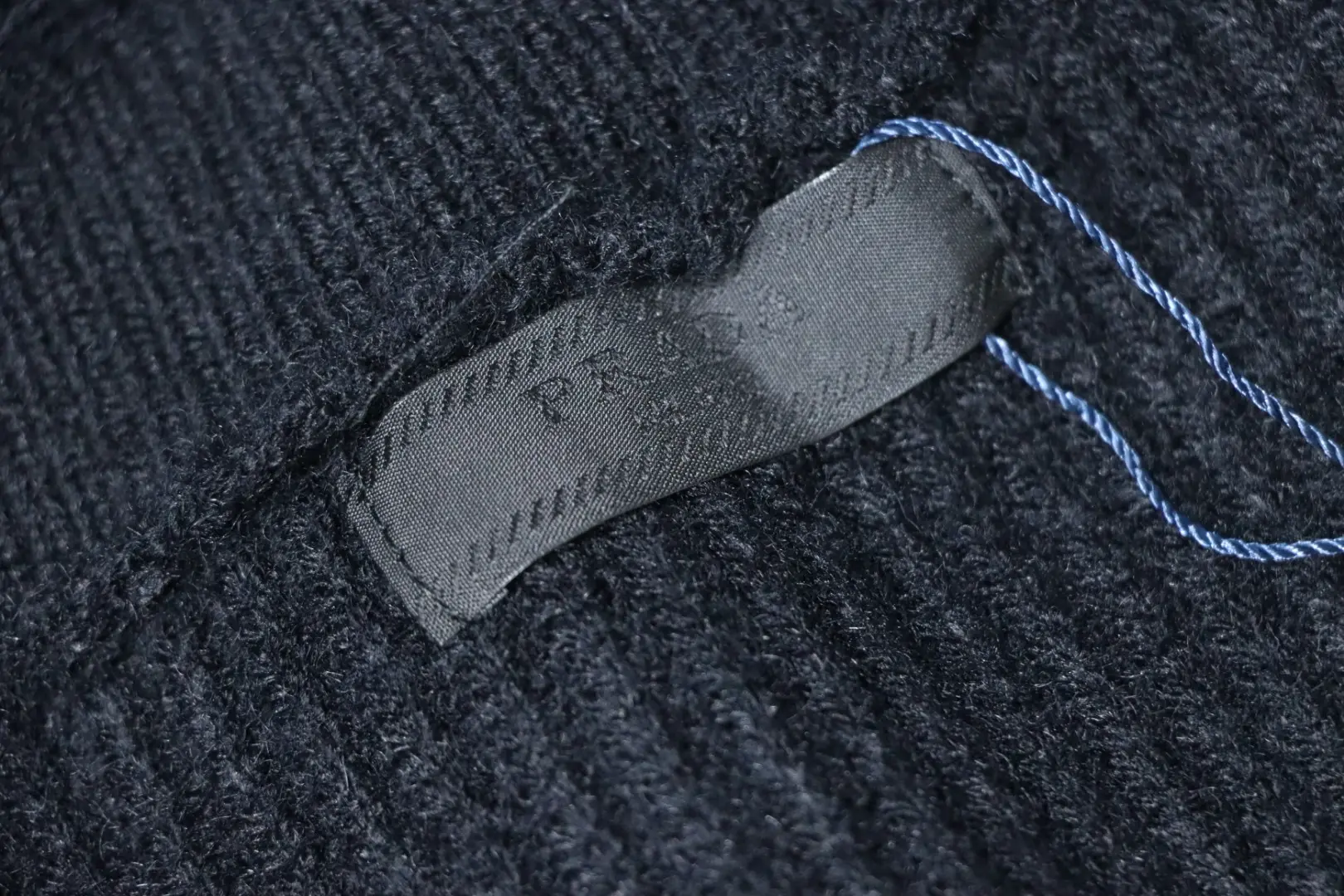 Strickjacke mit Medaillenbuchstaben – Bild 8