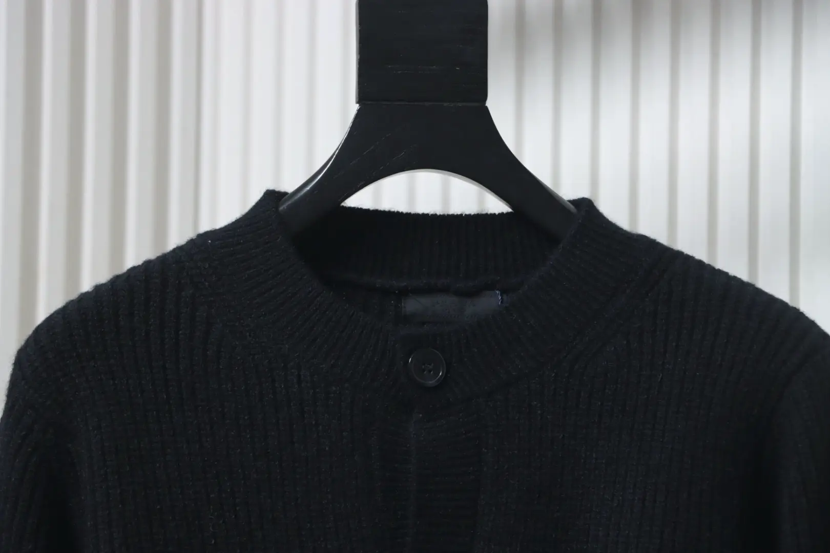 Strickjacke mit Medaillenbuchstaben – Bild 3