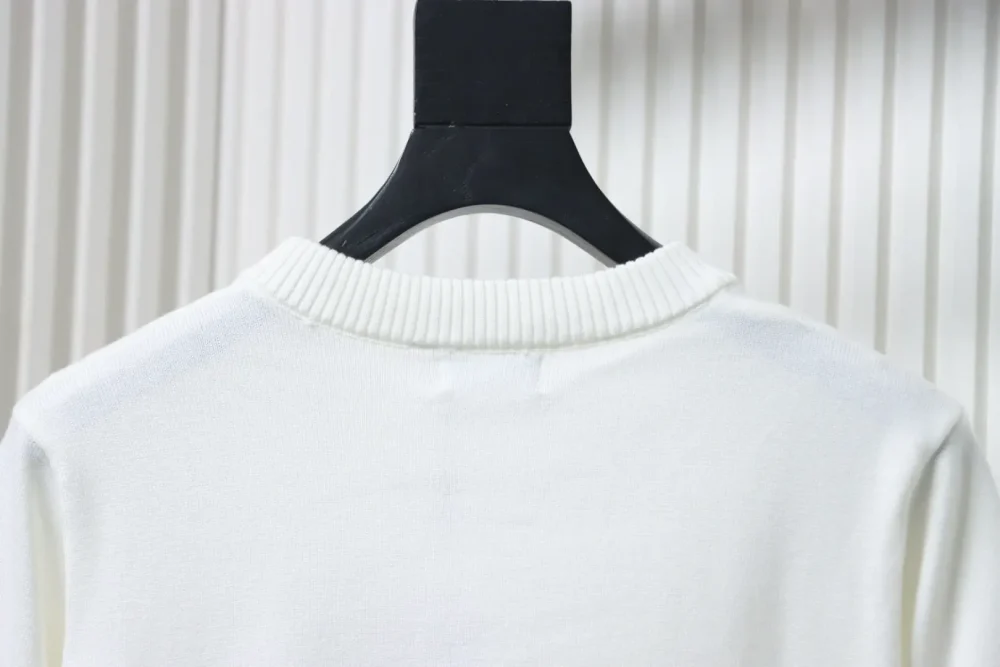 Strickpullover mit Rundhalsausschnitt und aufgesticktem CD-Archiv-Logo – Bild 4