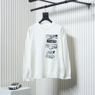 Strickpullover mit Rundhalsausschnitt und aufgesticktem CD-Archiv-Logo