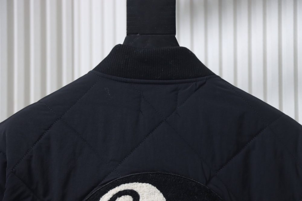 Stussy Schwarze Pufferjacke mit 8-Billiard-Reißverschluss – Bild 8