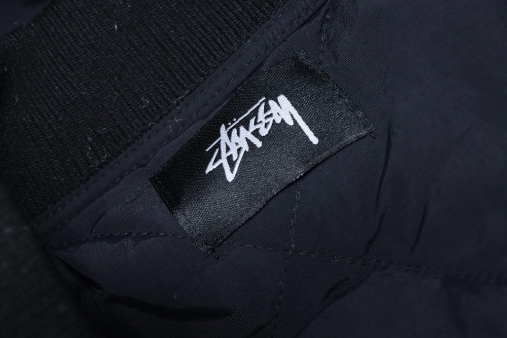 Stussy Schwarze Pufferjacke mit 8-Billiard-Reißverschluss – Bild 13