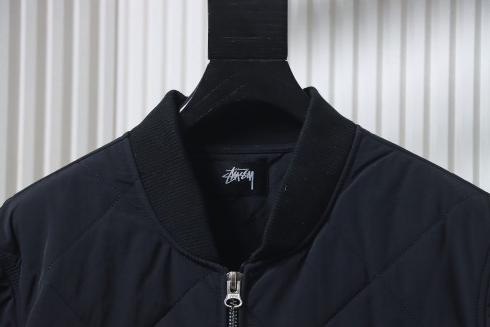 Stussy Schwarze Pufferjacke mit 8-Billiard-Reißverschluss – Bild 7