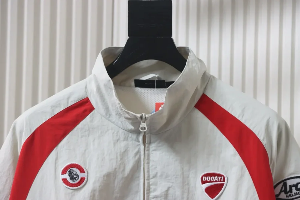 Sup.reme Ducati Co-Branding-Logo-Print in Kontrastfarbe – Sportjacke – Bild 3