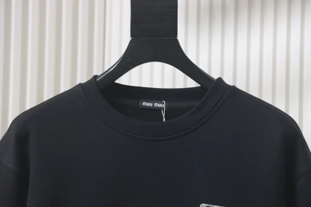 Sweatshirt mit Rundhalsausschnitt und Strass-Schriftzug – Bild 5