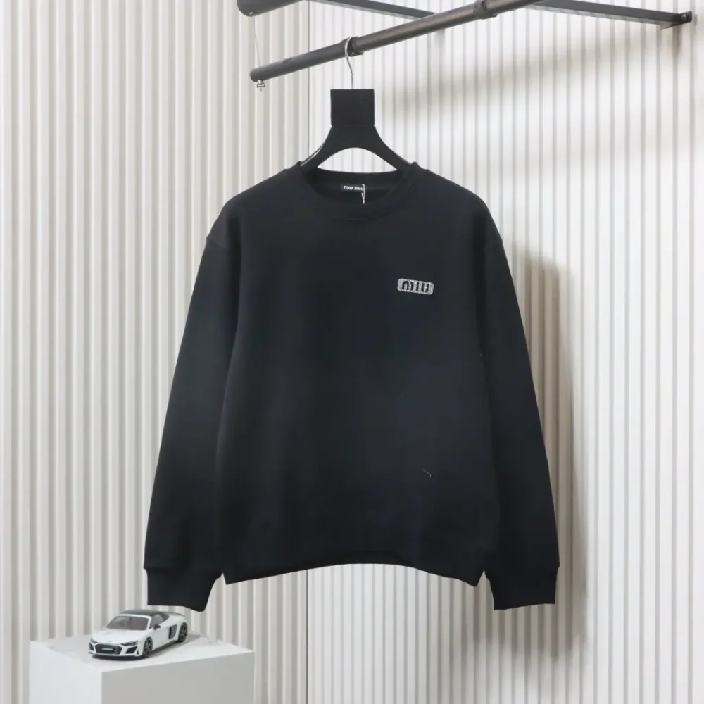 Sweatshirt mit Rundhalsausschnitt und Strass-Schriftzug – Bild 3