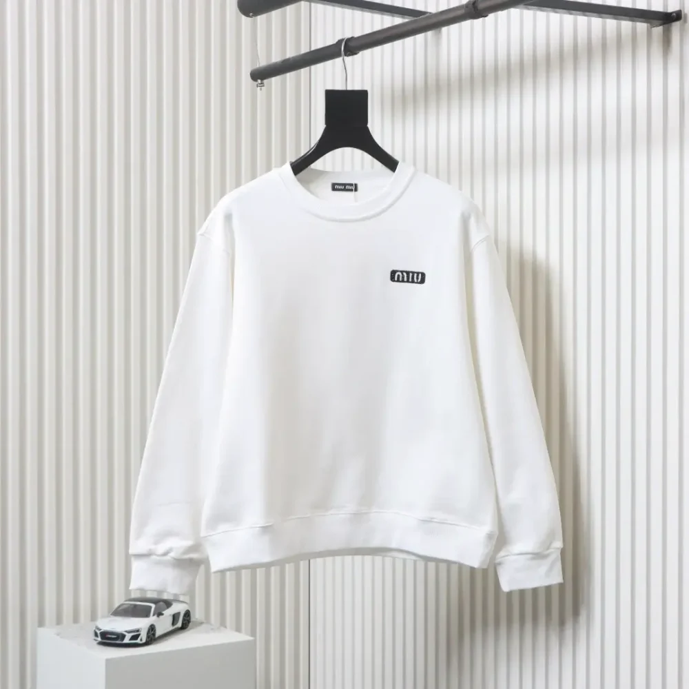 Sweatshirt mit Rundhalsausschnitt und Strass-Schriftzug – Bild 2