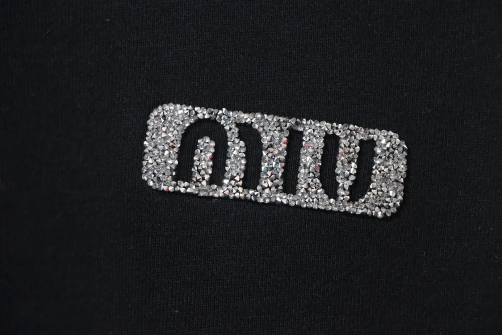 Sweatshirt mit Rundhalsausschnitt und Strass-Schriftzug – Bild 7