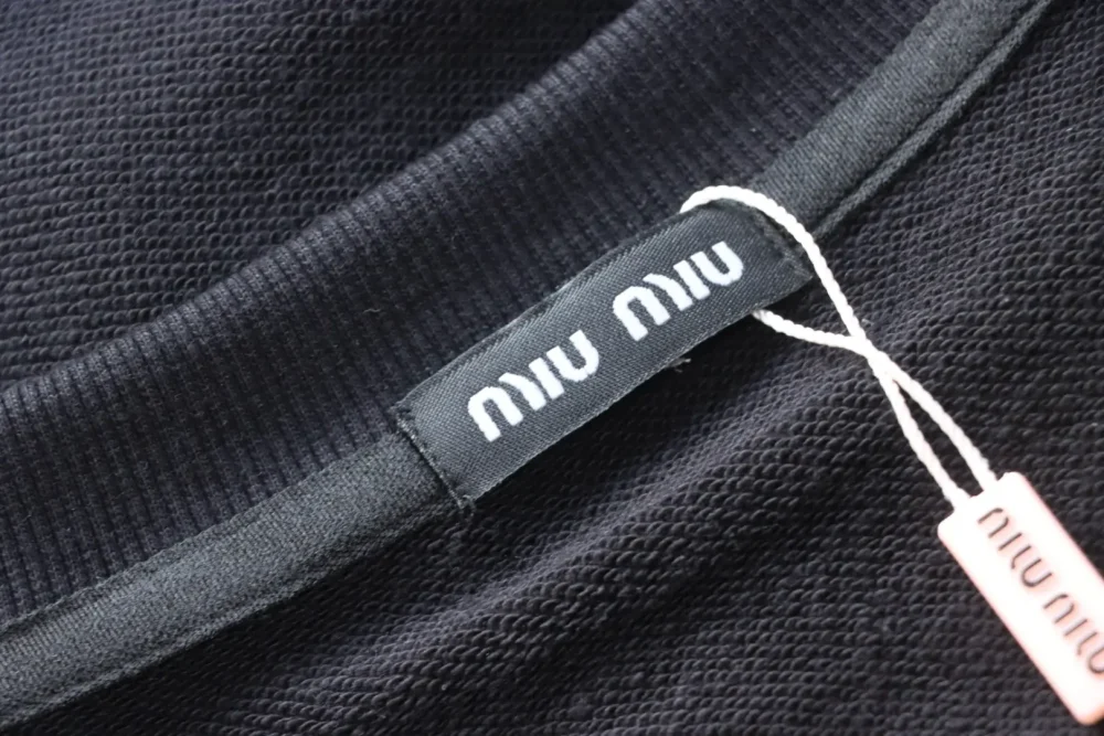 Sweatshirt mit Rundhalsausschnitt und Strass-Schriftzug – Bild 11