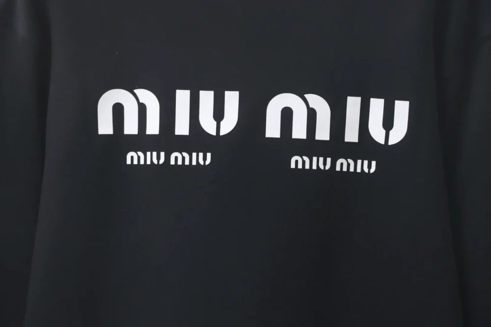 Sweatshirt mit Rundhalsausschnitt und Strass-Schriftzug – Bild 8
