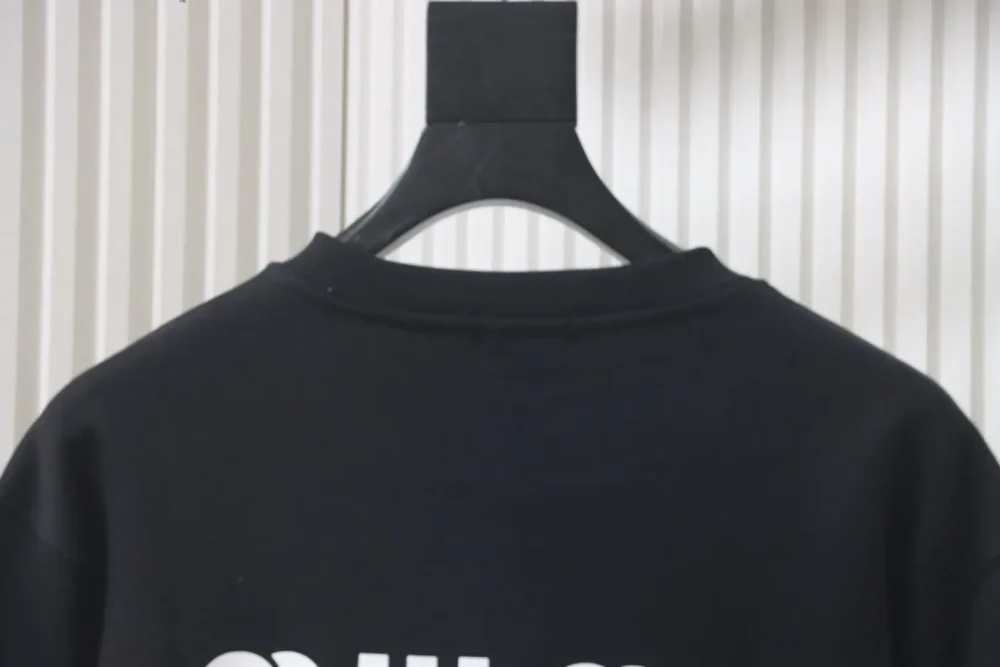 Sweatshirt mit Rundhalsausschnitt und Strass-Schriftzug – Bild 6