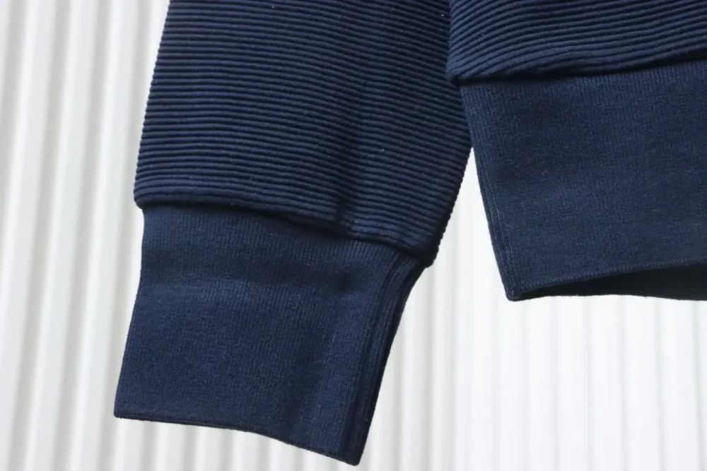 Sweatshirt mit Rundhalsausschnitt und Waffelstruktur in Wasserwellenform – Bild 10