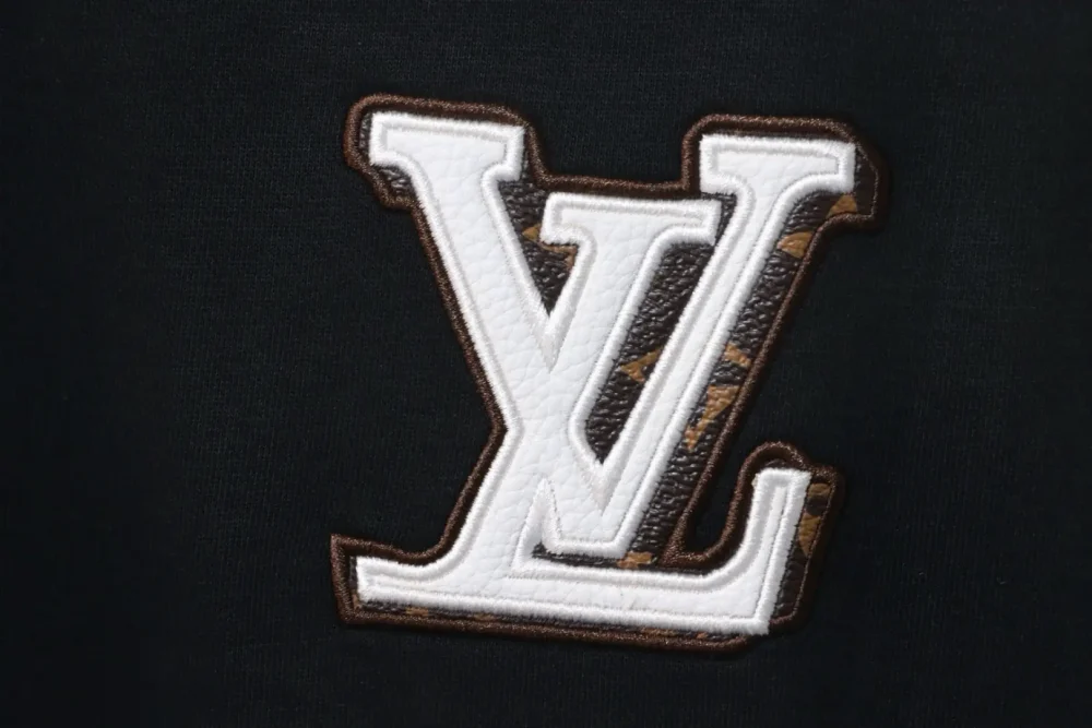 Sweatshirt mit Rundhalsausschnitt und aufgesticktem Lederetikett und Buchstaben – Bild 5