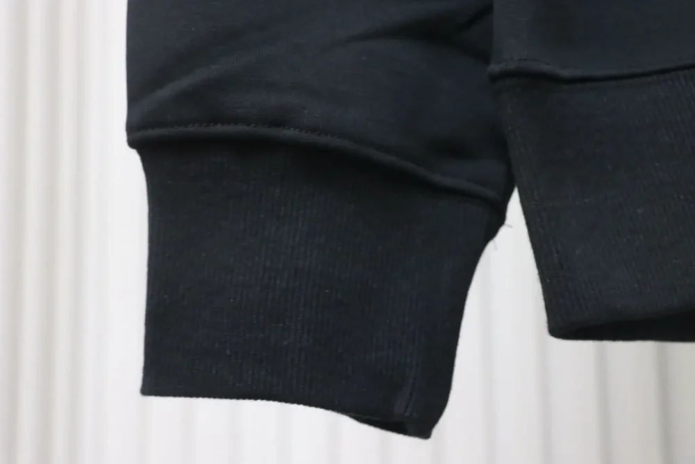 Sweatshirt mit Rundhalsausschnitt und aufgesticktem Lederetikett und Buchstaben – Bild 7