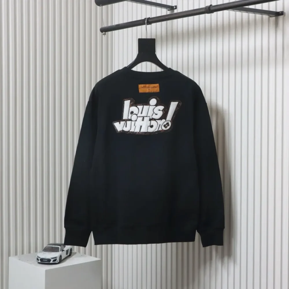Sweatshirt mit Rundhalsausschnitt und aufgesticktem Lederetikett und Buchstaben – Bild 2