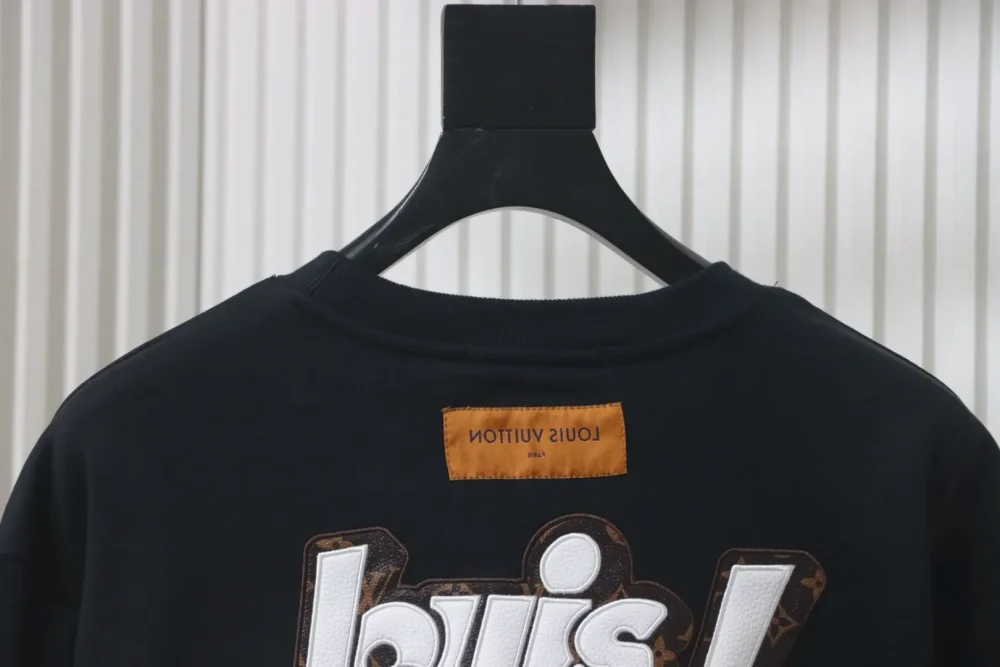 Sweatshirt mit Rundhalsausschnitt und aufgesticktem Lederetikett und Buchstaben – Bild 4