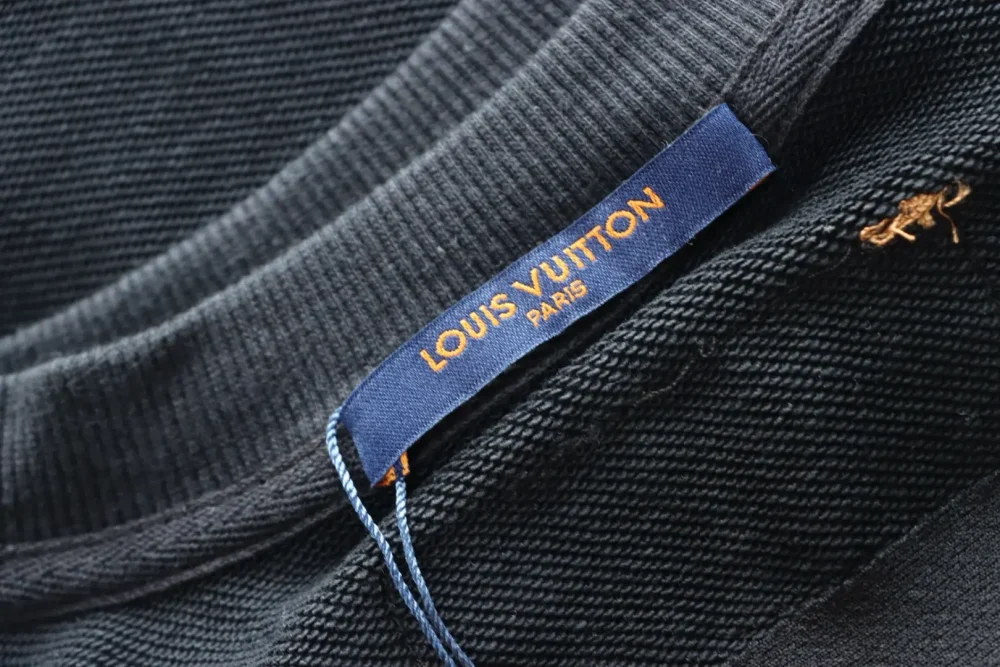 Sweatshirt mit Rundhalsausschnitt und aufgesticktem Lederetikett und Buchstaben – Bild 8