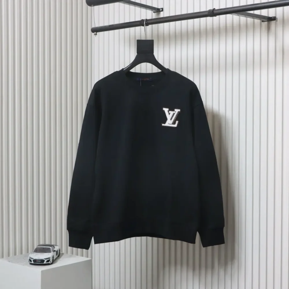 Sweatshirt mit Rundhalsausschnitt und aufgesticktem Lederetikett und Buchstaben