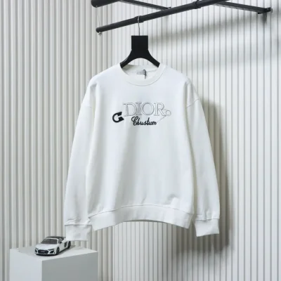 Sweatshirt mit Rundhalsausschnitt und aufgestickten Pins und Buchstaben