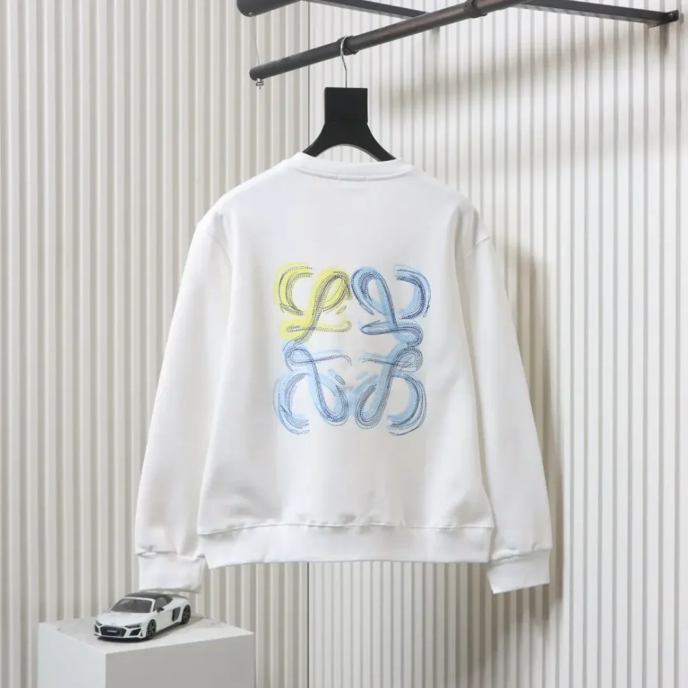 Sweatshirt mit Rundhalsausschnitt und gepunktetem Buchstabenmuster – Bild 11