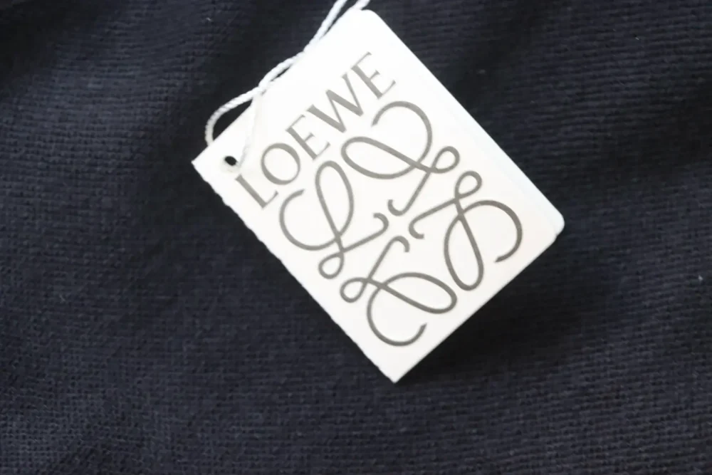 Sweatshirt mit Rundhalsausschnitt und gepunktetem Buchstabenmuster – Bild 8