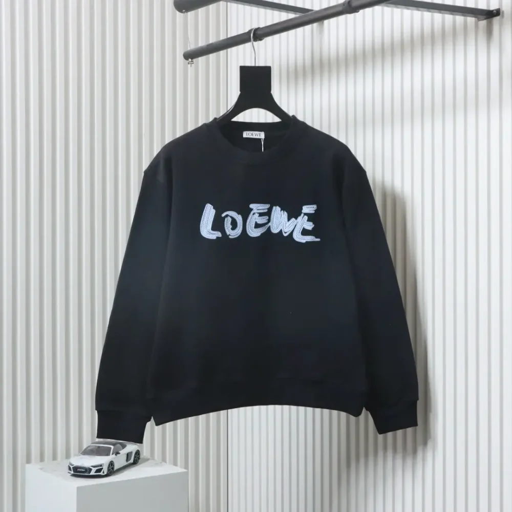 Sweatshirt mit Rundhalsausschnitt und gepunktetem Buchstabenmuster – Bild 2